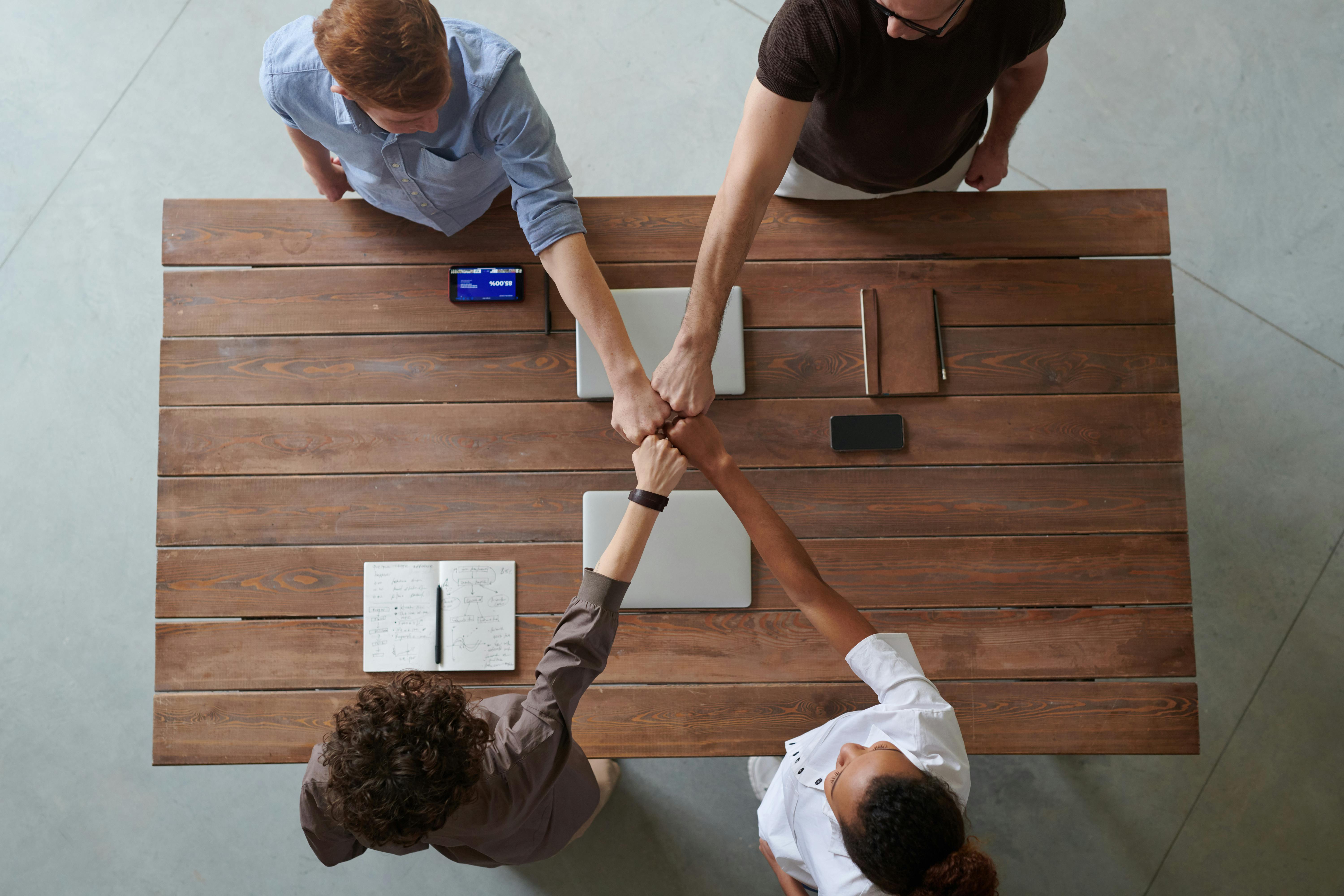 Compromiso con PyMEs | Foto de fauxels: https://www.pexels.com/es-es/foto/foto-de-personas-haciendo-punos-3184430/