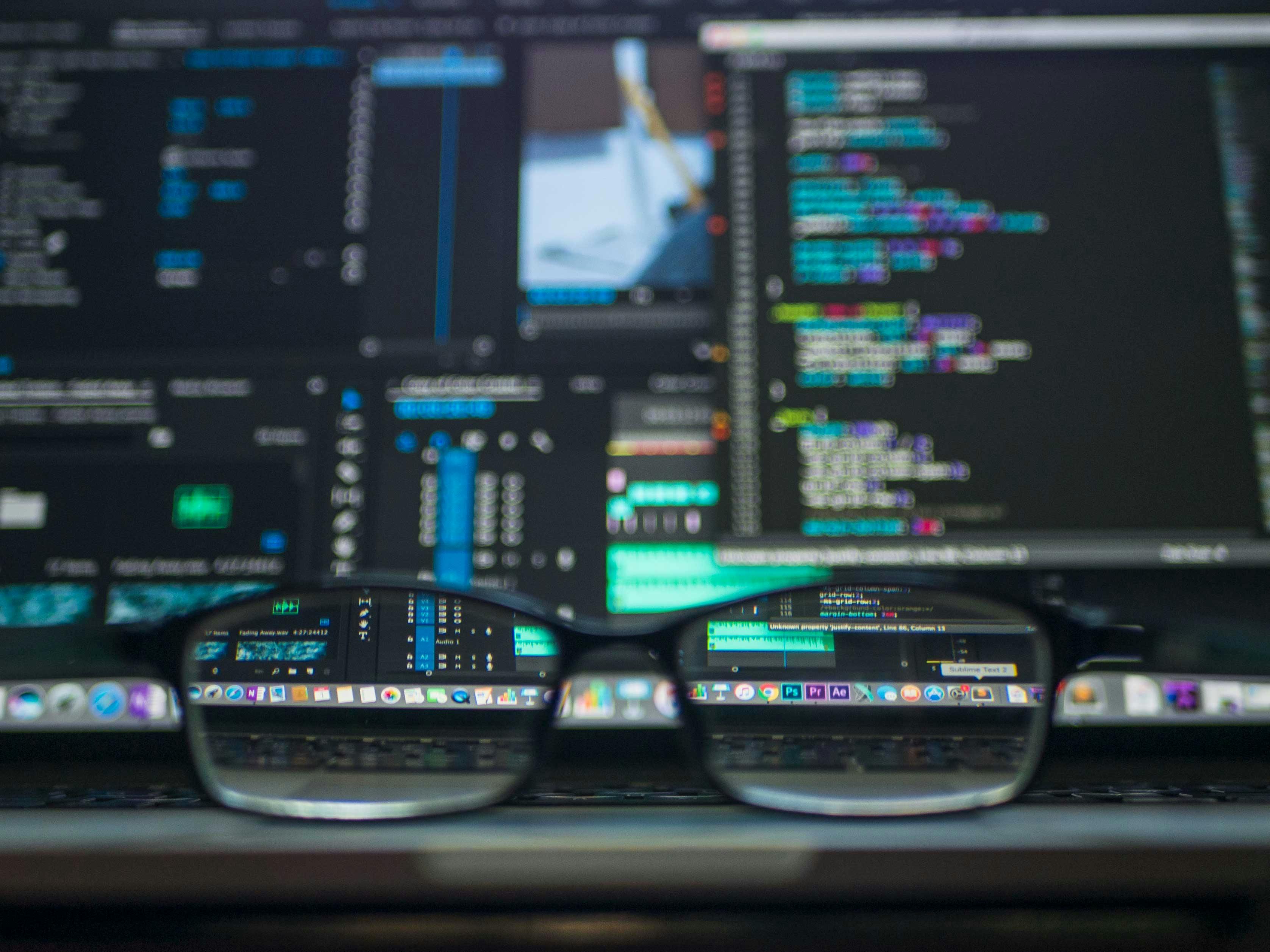 Foto de Kevin Ku: https://www.pexels.com/es-es/foto/anteojos-de-cultivo-negro-delante-de-la-computadora-portatil-577585/